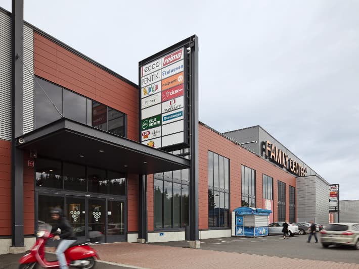 Näkymä kauppakeskus Family Centerin julkisivusta ja sisäänkäynnistä.