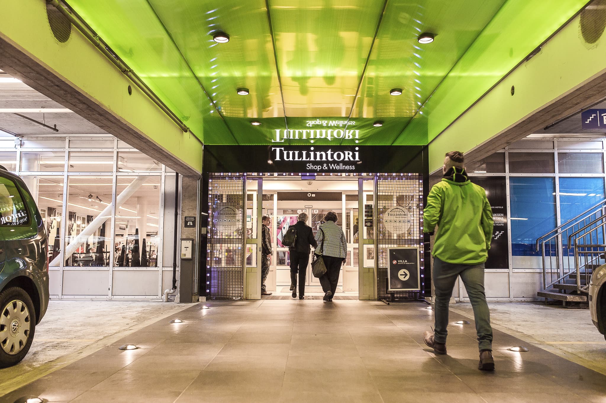 Tullintori Shop & Wellness -kauppakeskuksen sisäänkäynti parkkihallin puolelta.