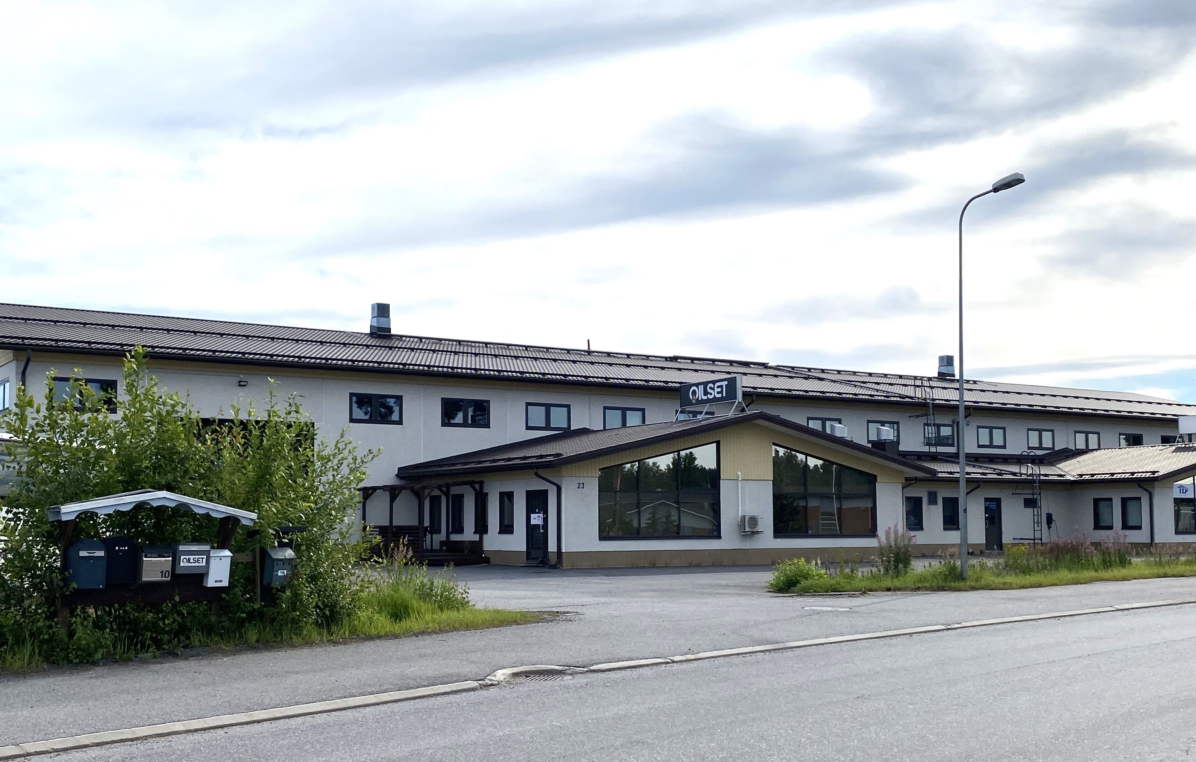 Vaalea liikerakennus, jonka katolla on Oilset-yrityksen kyltti.