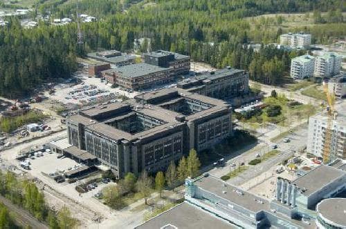 Ilmakuva rakennuskompleksista ja ympäröivästä metsästä.