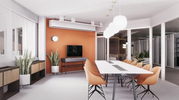 Moderni ja valoisa neuvotteluhuone, jossa on pitkä valkoinen pöytä ja oransseja tuoleja.