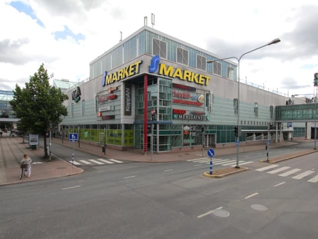 Näkymä S-market-myymälään ja liikerakennukseen kadunkulmassa.