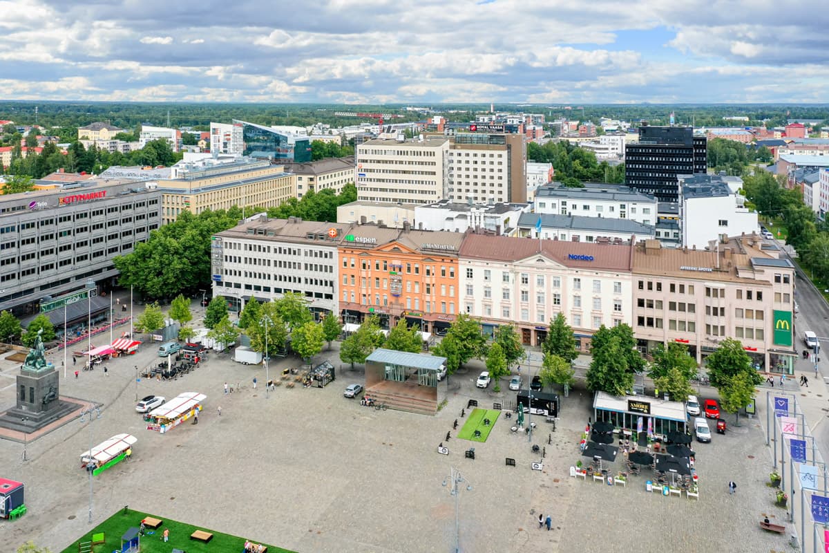 Korkealta otettu yleiskuva kaupungin toriaukiosta ja sitä ympäröivistä rakennuksista.