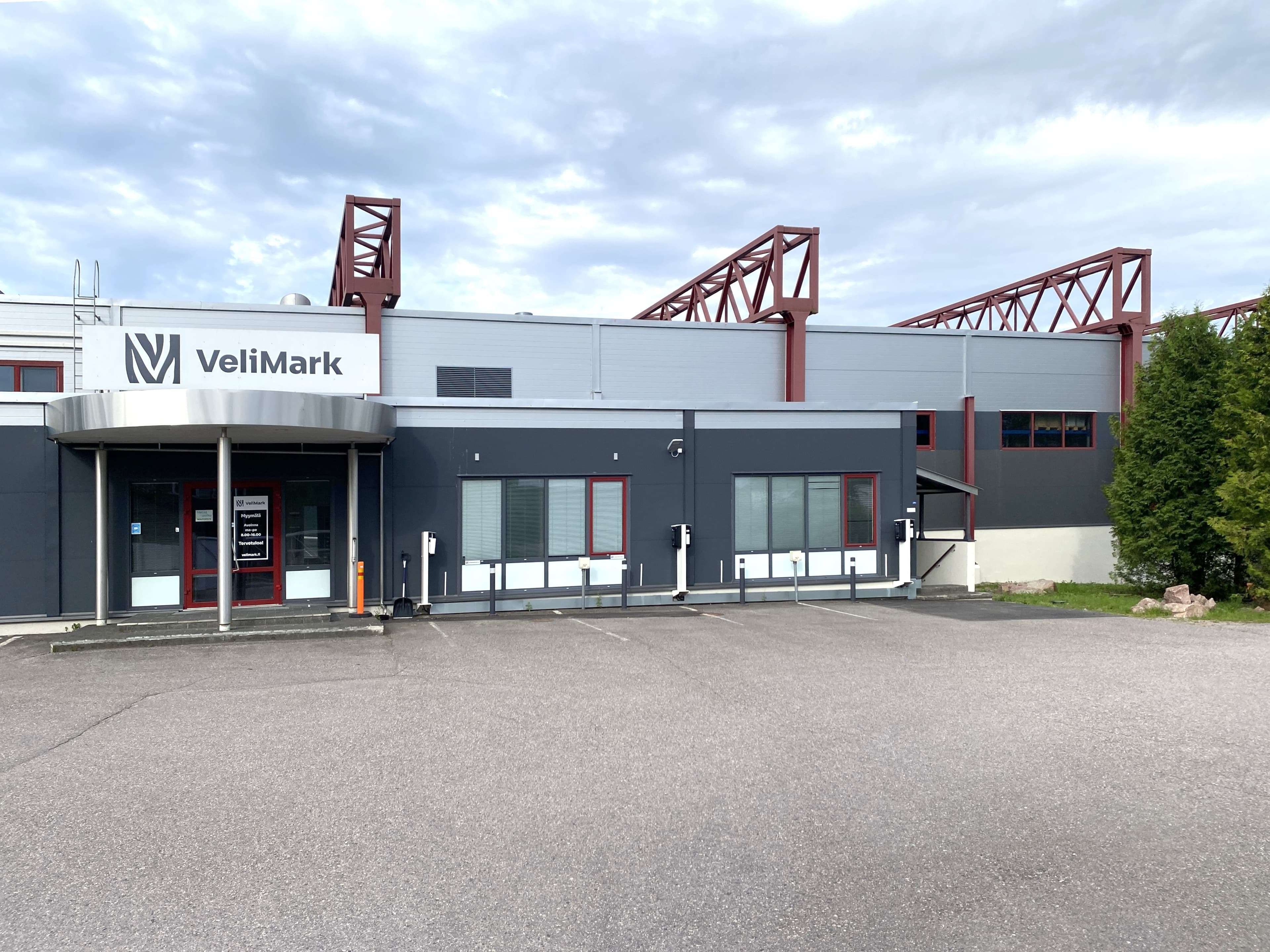 VeliMark-yrityksen liikerakennus ja sisäänkäynti.