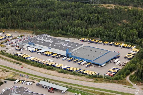 Ilmakuva suuresta logistiikkakeskuksesta ja sen pihalla olevista lukuisista rekka-autoista.