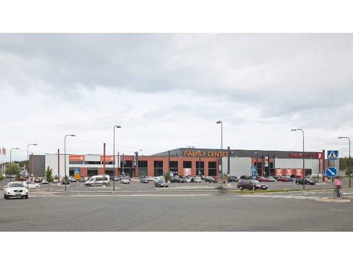 Family Center -kauppakeskus ja sen suuri parkkipaikka pilvisenä päivänä.