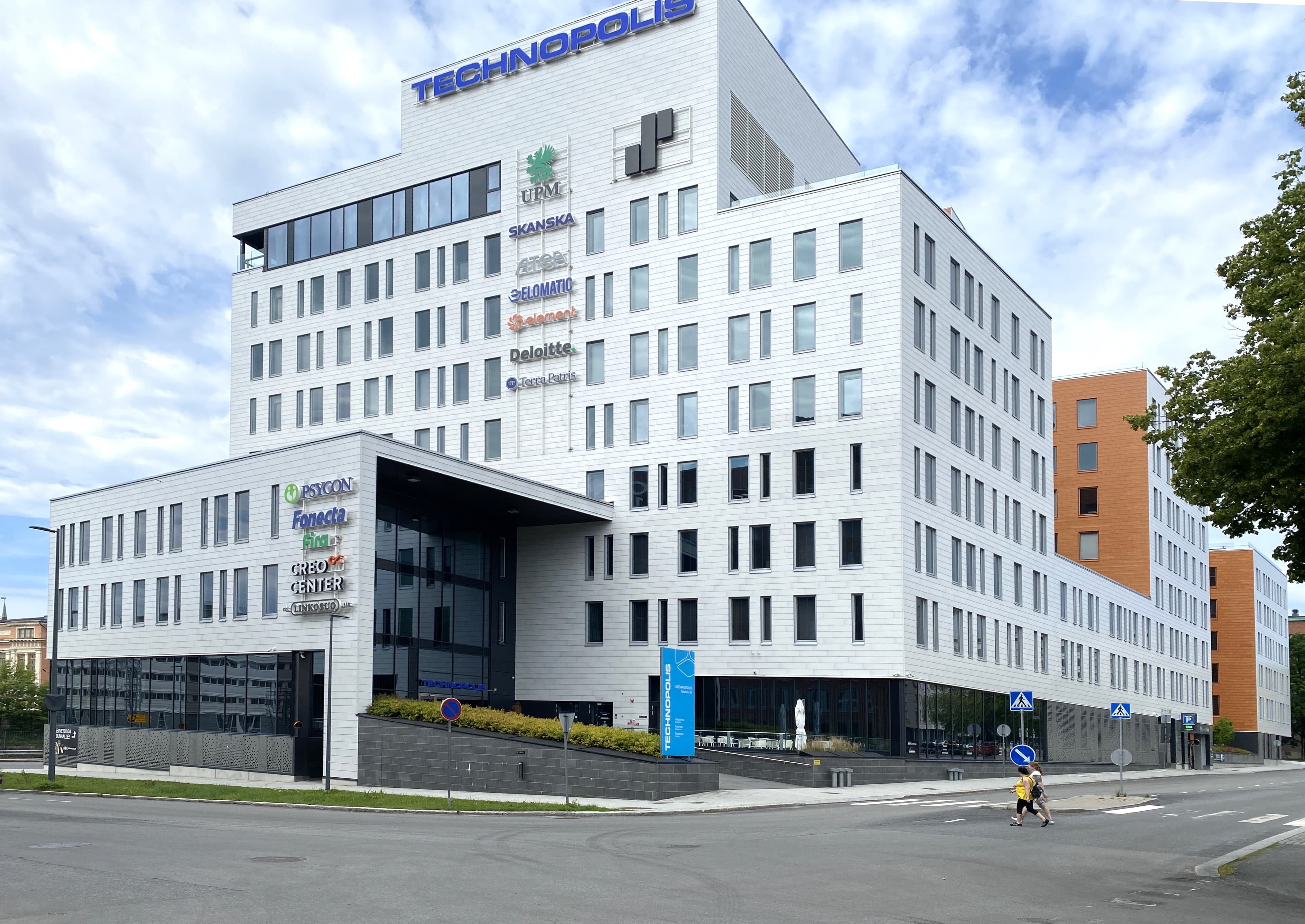 Moderni Technopolis-toimistorakennus, jonka julkisivussa on useita yritysten logoja.