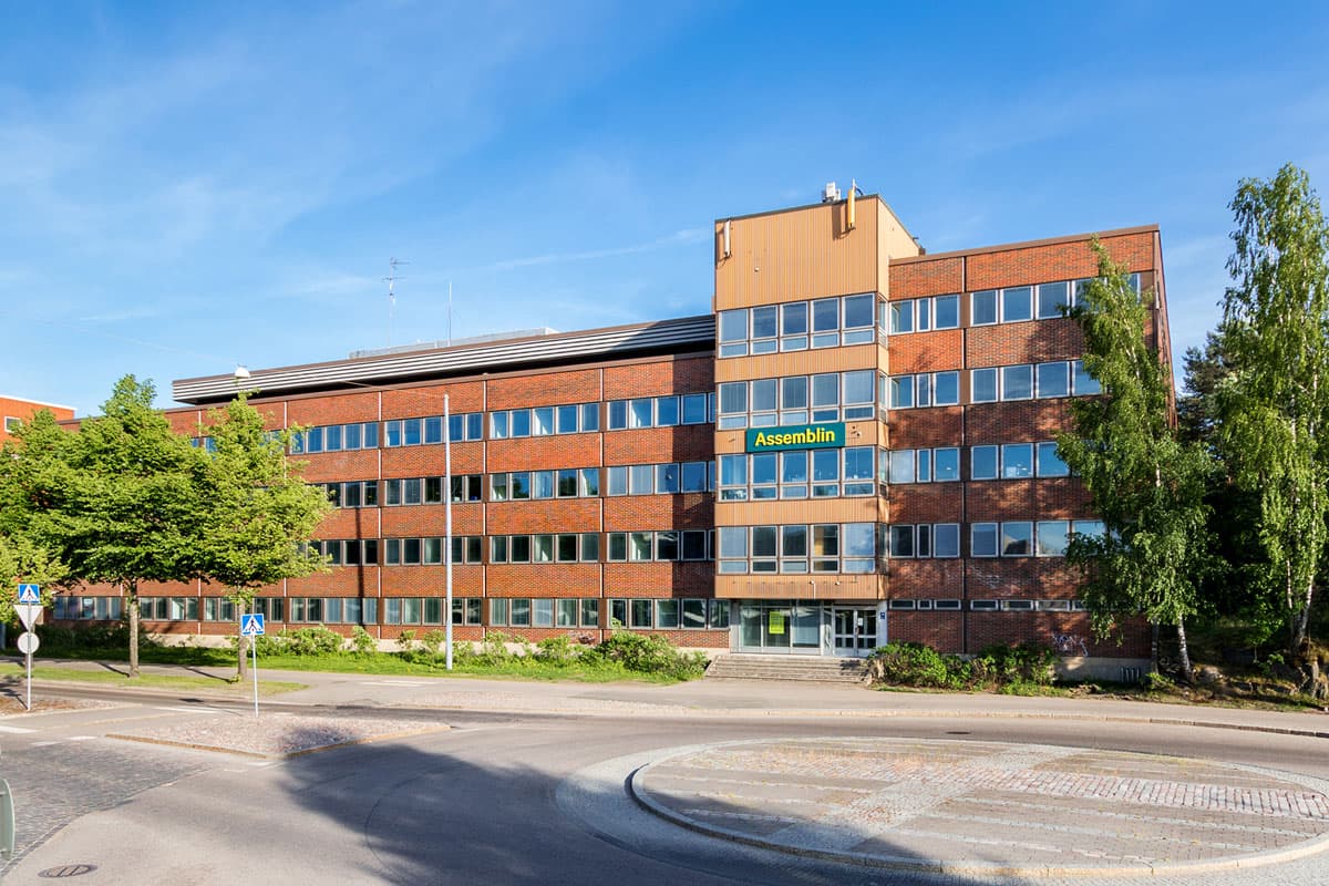 Punatiilinen toimistorakennus, jossa on Assemblin-kyltti.
