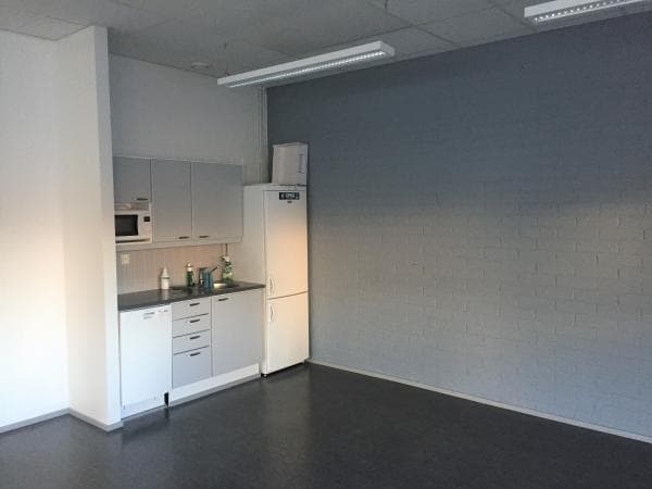 Pieni keittiönurkkaus ja harmaa seinä.